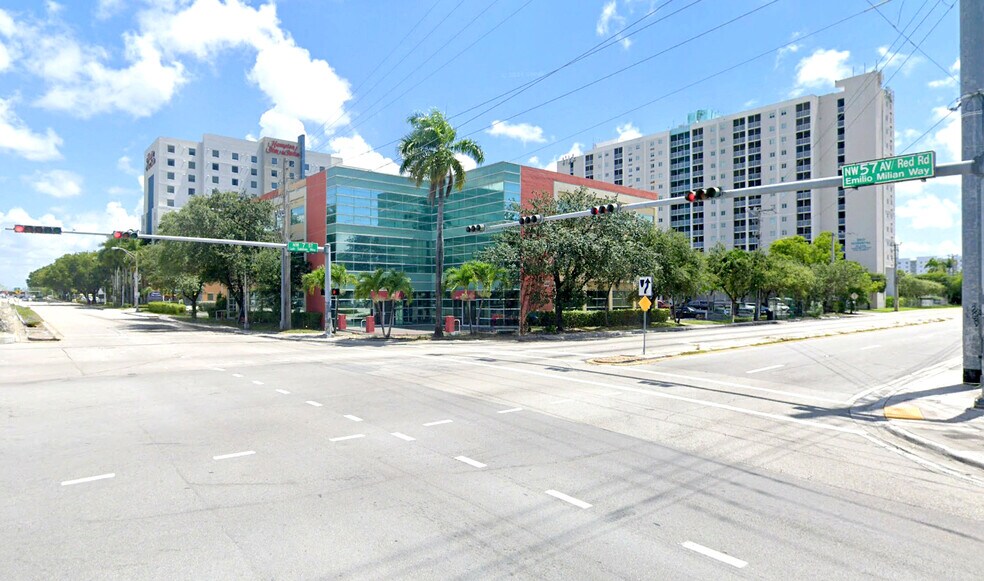 701-707 NW 57th Ave, Miami, FL à louer - Photo du bâtiment - Image 2 de 17