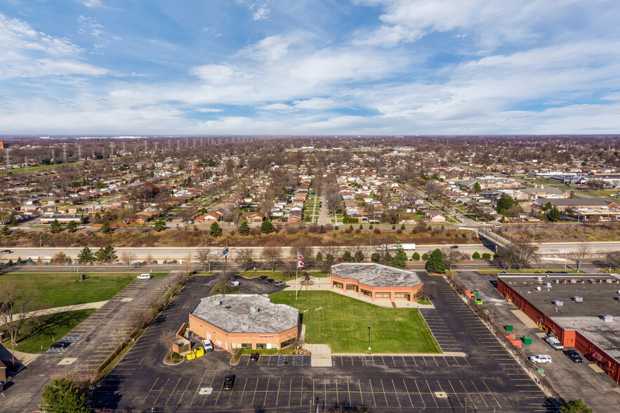 13300 E 11 Mile Rd, Warren, MI for lease - Building Photo - Image 2 of 5