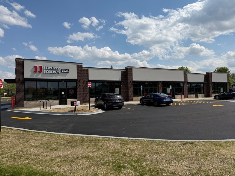 577 Crystal Point Dr, Crystal Lake, IL for lease - Building Photo - Image 2 of 6