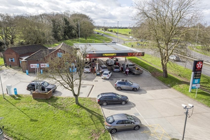 New Bath Rd, Reading for sale - Primary Photo - Image 1 of 4