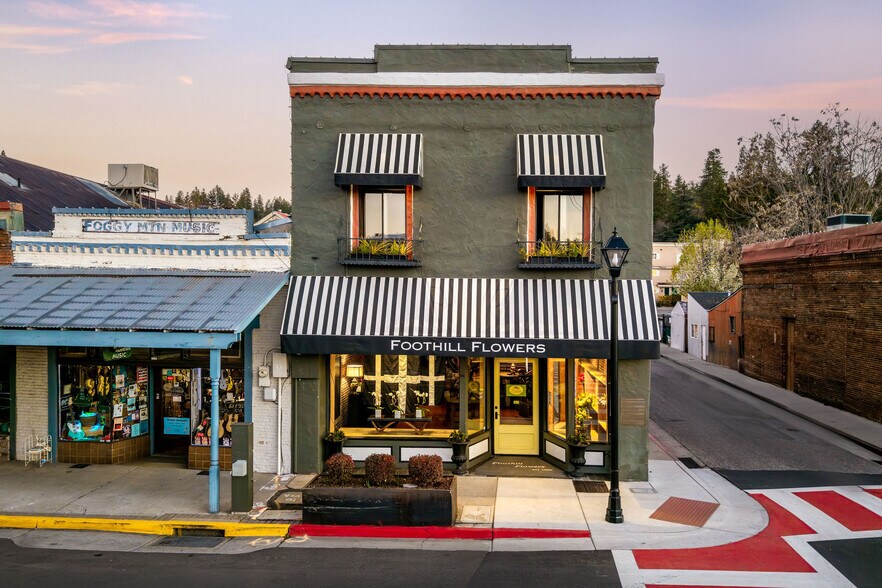 102 W Main St, Grass Valley, CA à vendre - Photo du bâtiment - Image 2 de 39