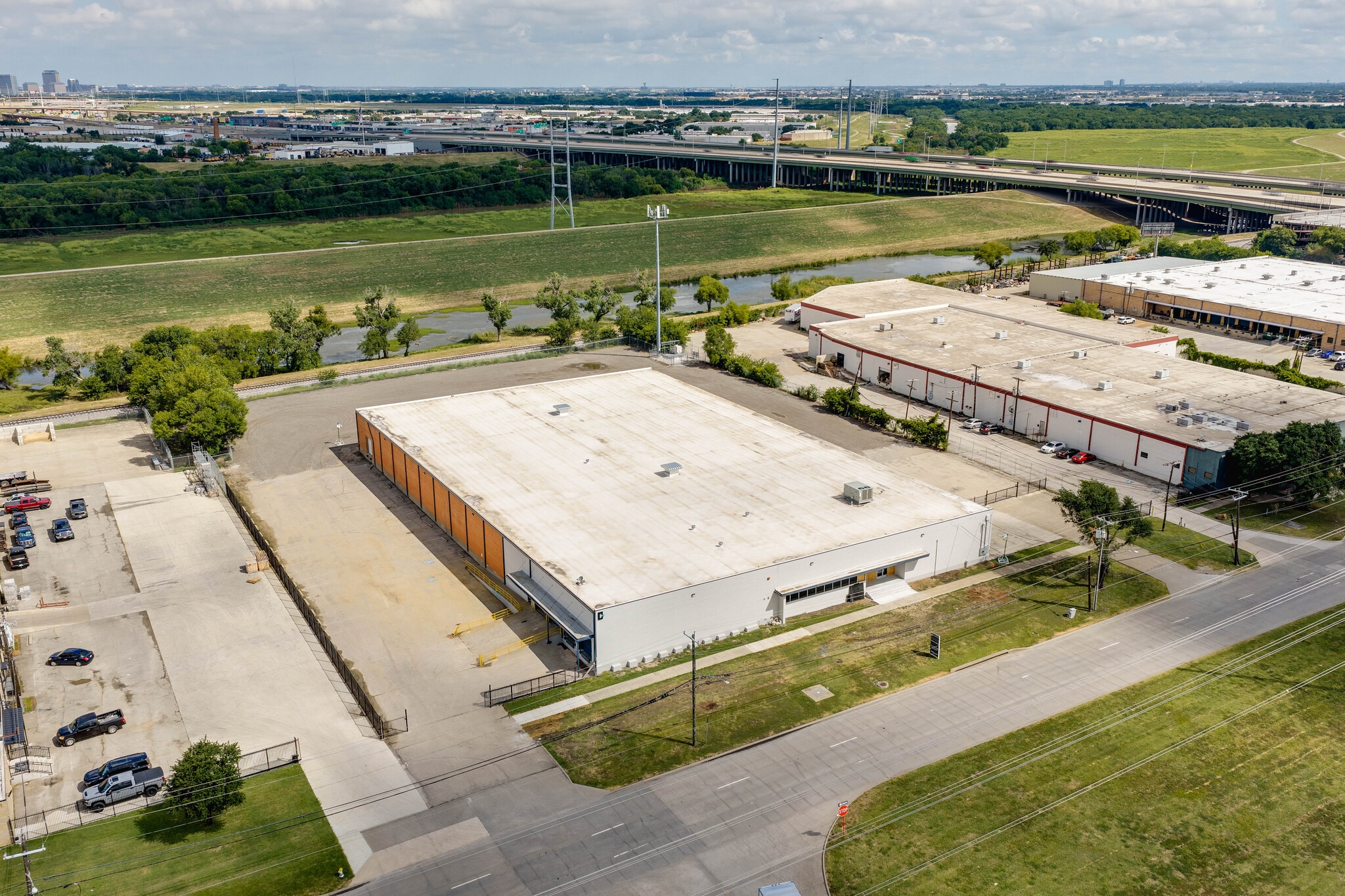 909 Regal Row, Dallas, TX for lease Primary Photo- Image 1 of 11