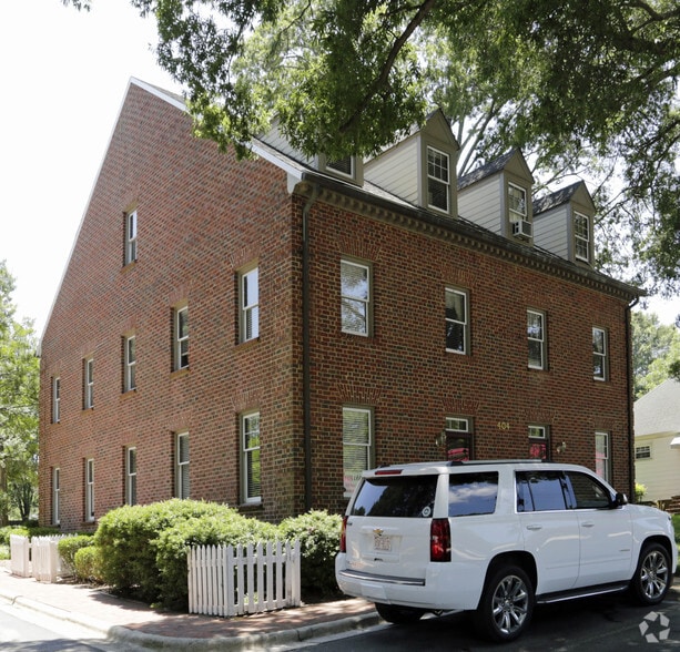 404 E Chatham St, Cary, NC à louer - Photo du bâtiment - Image 2 de 11