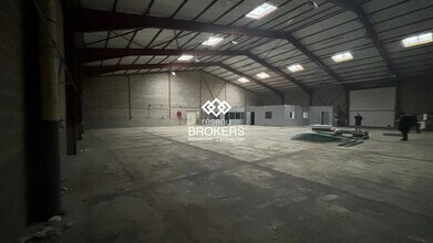 Flex in Coignières for lease Building Photo- Image 2 of 3