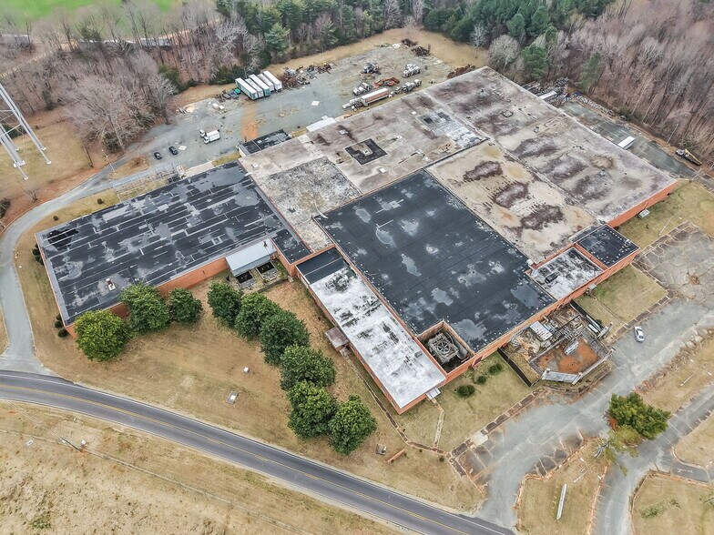 1000 E Butler Ave, Liberty, NC à vendre - Photo du bâtiment - Image 3 de 48