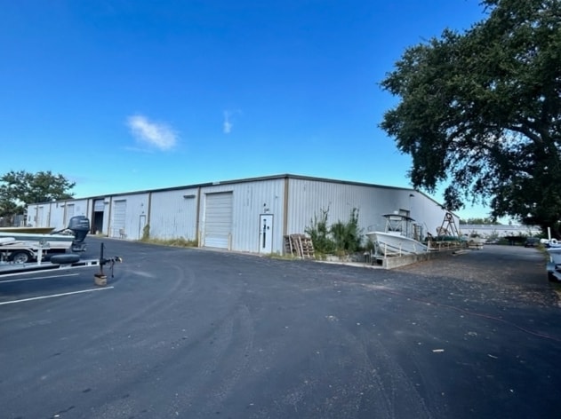2245 Whitfield Ind Way, Sarasota, FL à louer - Photo du bâtiment - Image 2 de 7