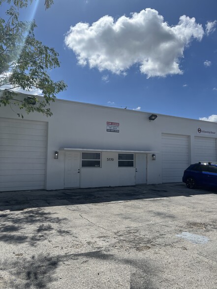 5764-5806 Commerce Ln, South Miami, FL for lease - Building Photo - Image 1 of 21