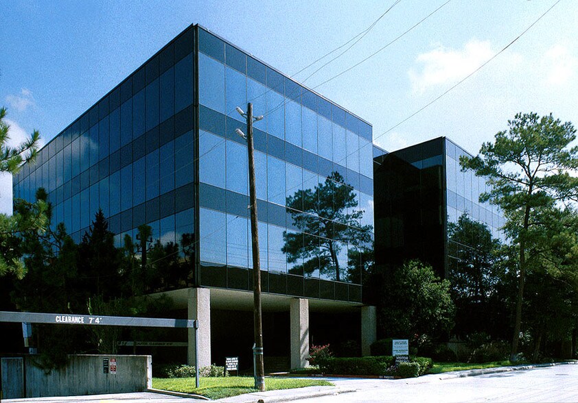 17 S Briar Hollow Ln, Houston, TX à louer - Photo du bâtiment - Image 3 de 10