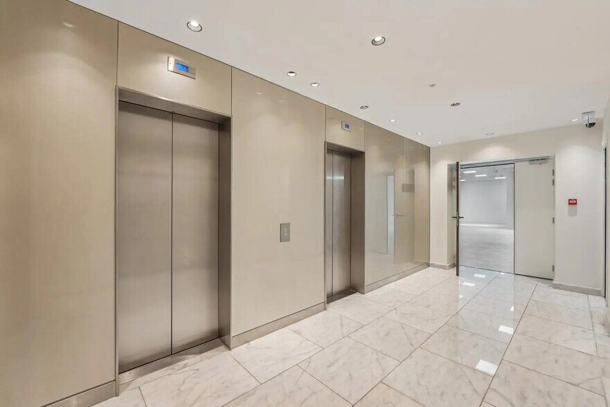 37-39 Rue De Surène, Paris for lease - Building Photo - Image 3 of 17