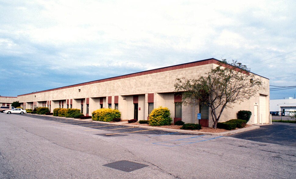 24073-24083 Research Dr, Farmington Hills, MI à louer - Photo du bâtiment - Image 2 de 5