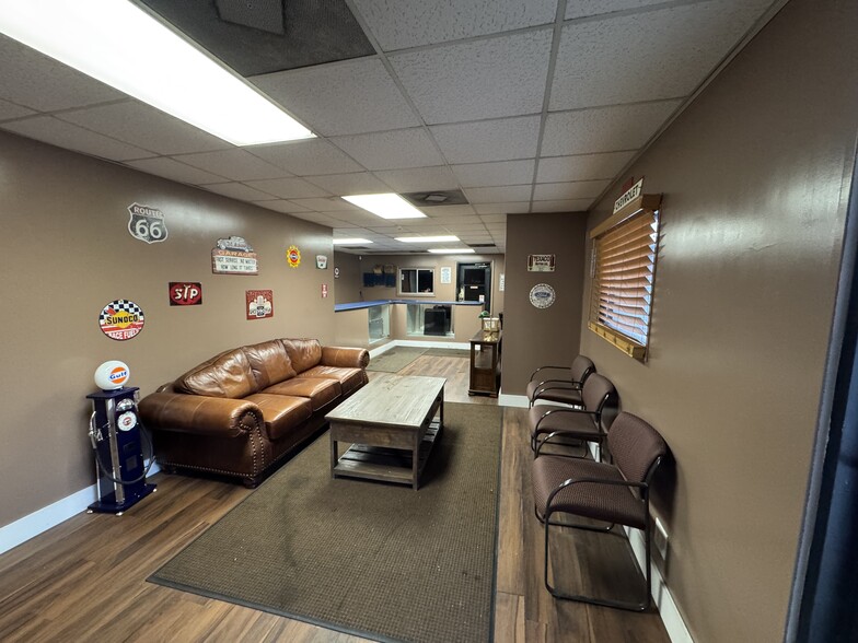 3372 Dogwood Dr, Atlanta, GA for sale - Building Photo - Image 2 of 9