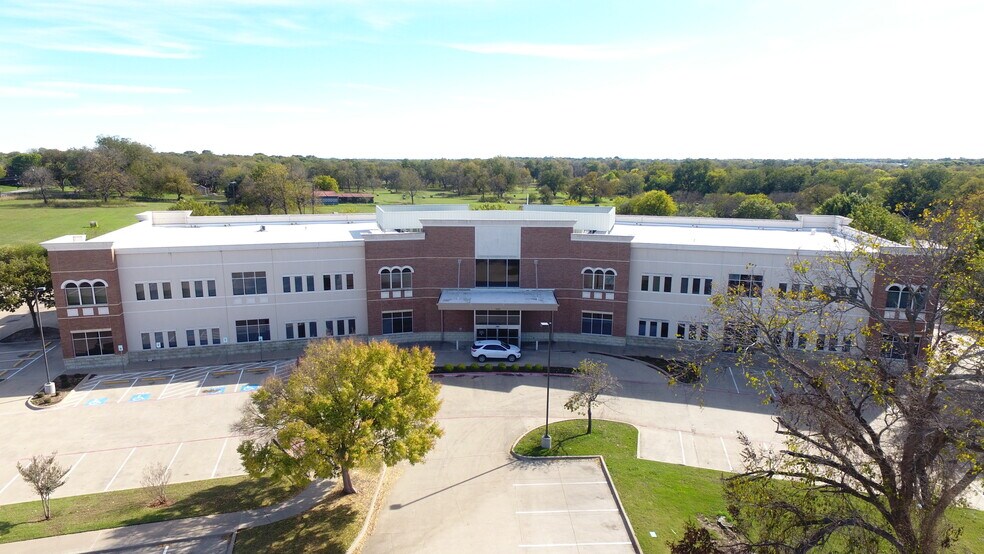 1305 W Jefferson St, Waxahachie, TX à louer - Photo du bâtiment - Image 2 de 8
