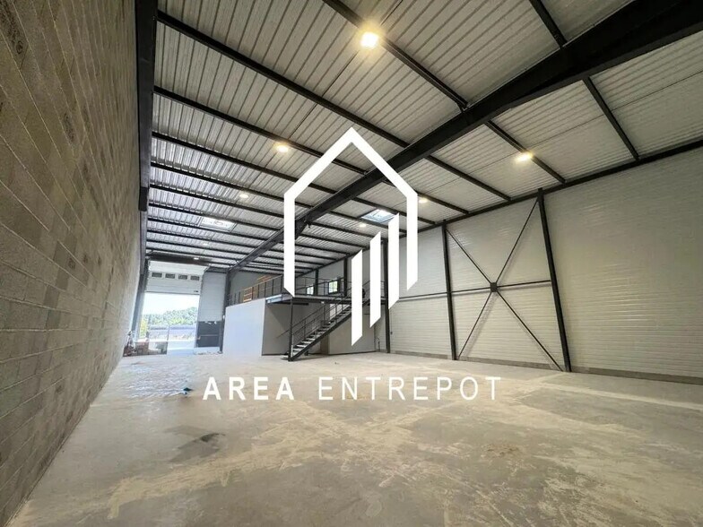 Flex in Gardanne for lease - Interior Photo - Image 1 of 9