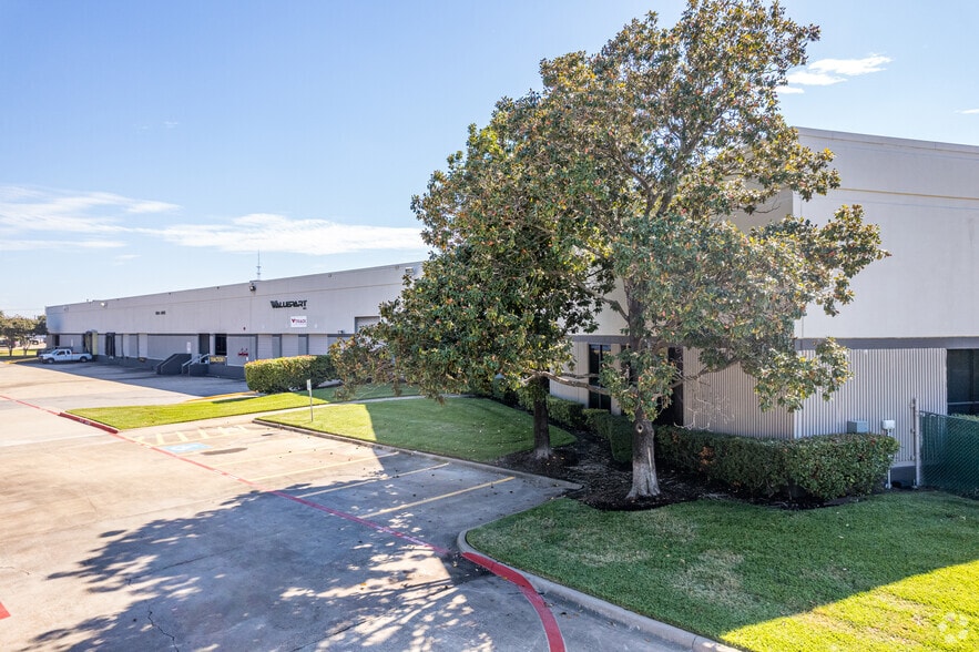 9804-9850 Chartwell Dr, Dallas, TX for lease - Primary Photo - Image 1 of 8