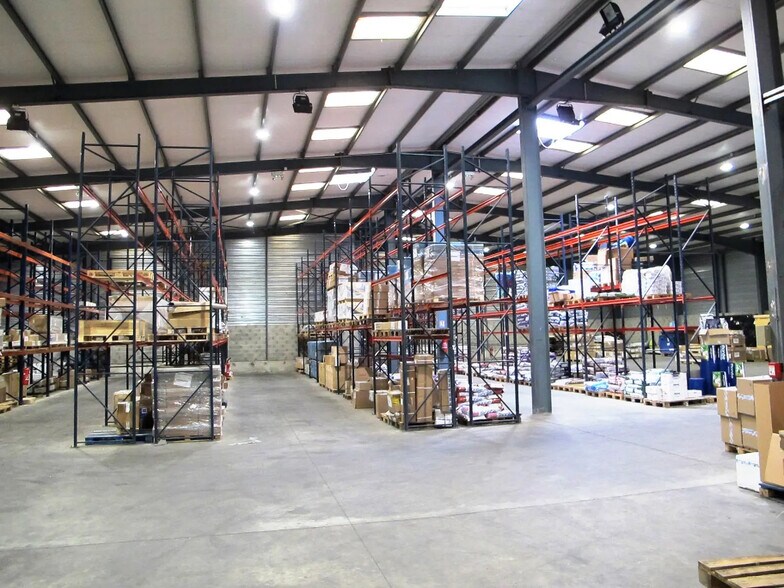 Flex in Saint-Andiol for lease - Interior Photo - Image 1 of 7