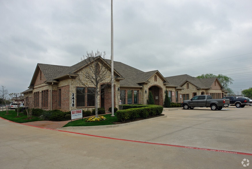 2418 Marsh Ln, Carrollton, TX à louer - Photo du bâtiment - Image 3 de 17
