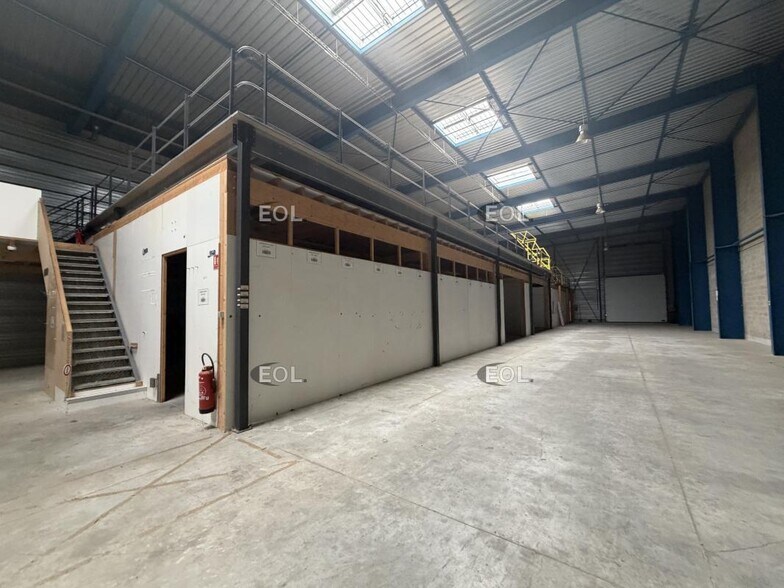 Flex in Morangis for lease - Interior Photo - Image 2 of 4