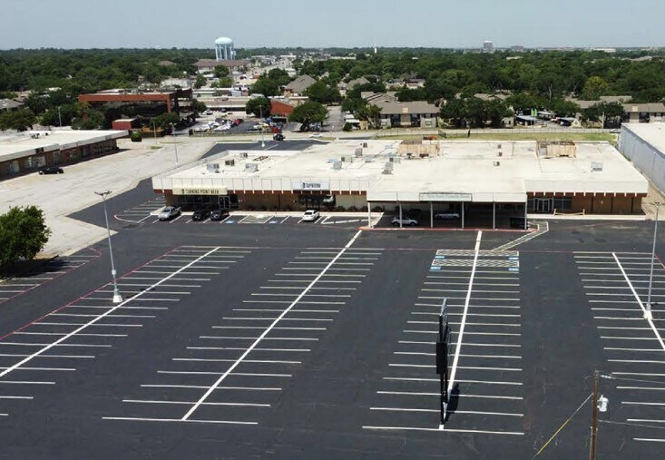 1301-1313 Brown Trl, Bedford, TX à louer - Photo du bâtiment - Image 3 de 8