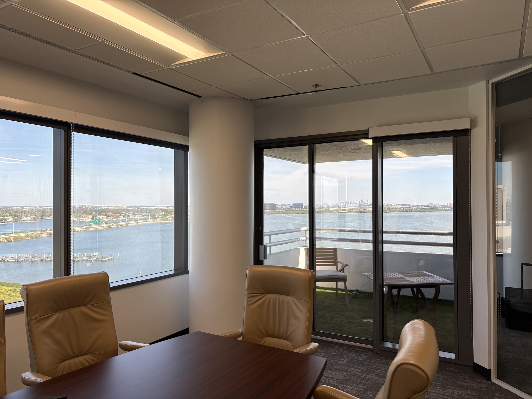 2701 N Rocky Point Dr, Tampa, FL à louer Photo intérieure- Image 1 de 3