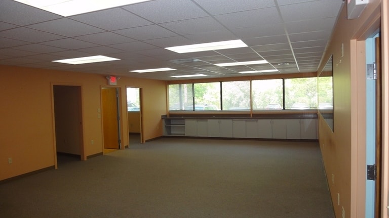 1 Northwestern Dr, Bloomfield, CT for sale - Interior Photo - Image 3 of 8