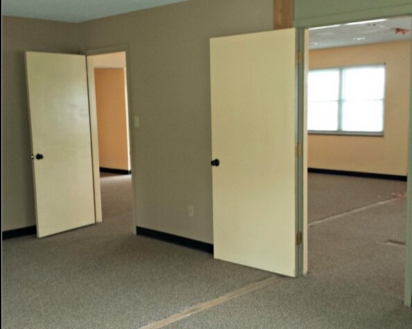 8115 Shawnee Mission Pky, Shawnee Mission, KS à vendre - Photo intérieure - Image 3 de 12