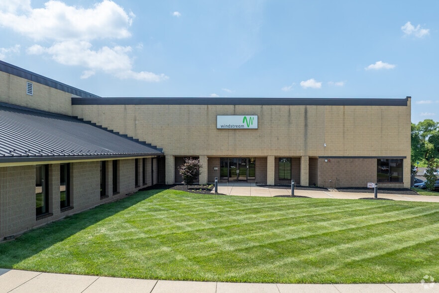 965 Thomas Dr, Warminster Township, PA for lease - Building Photo - Image 2 of 5
