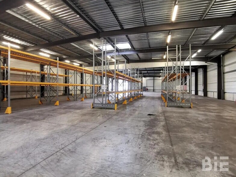 Industrial in Le Haillan for lease - Interior Photo - Image 2 of 4