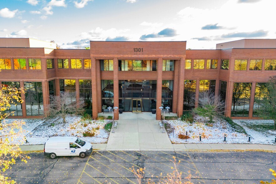 1301 W Long Lake Rd, Troy, MI à louer - Photo du bâtiment - Image 1 de 28