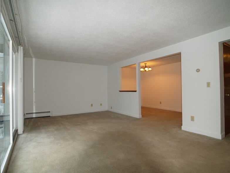 Meadowlawn and Meadowspring Apartments portfolio of 2 properties for sale on LoopNet.ca - Building Photo - Image 3 of 24