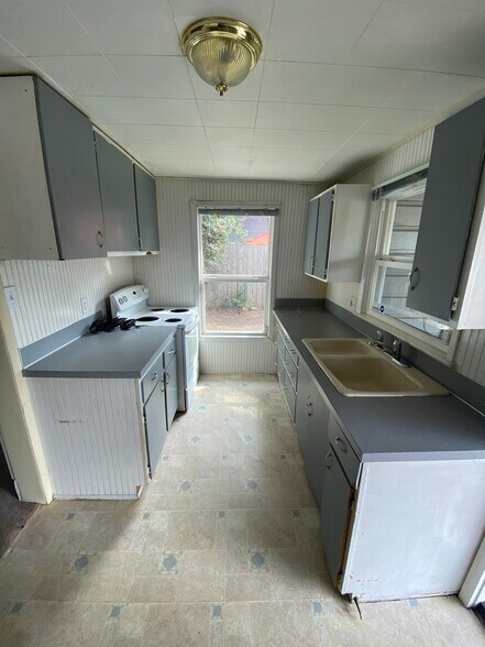 1625 12th St SE, Salem, OR à vendre - Photo du bâtiment - Image 3 de 36