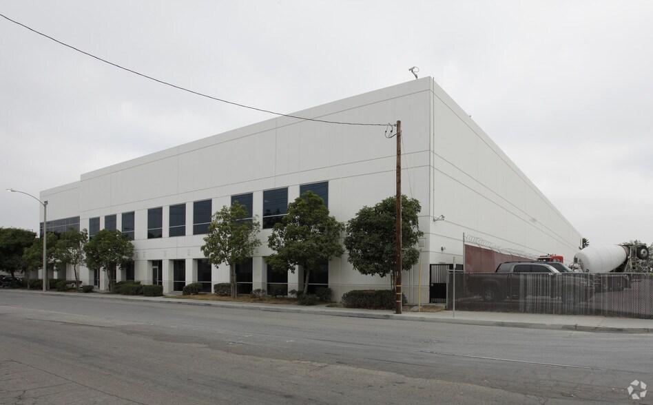 125 E Commercial St, Anaheim, CA à vendre - Photo du bâtiment - Image 2 de 2