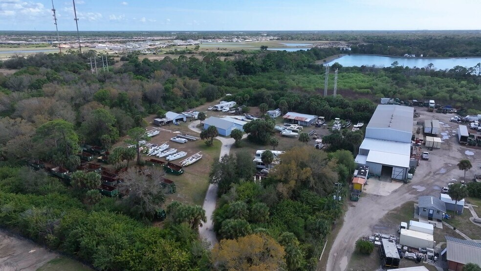 3530 Laurel Rd E, North Venice, FL à vendre - Vidéo sur l’inscription commerciale - Image 2 de 27