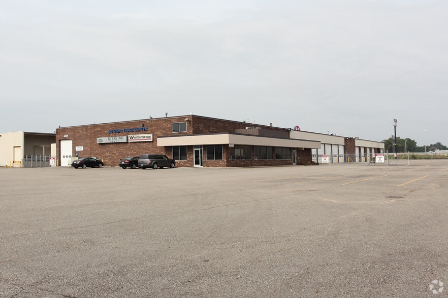 4525 Clay Ave SW, Grand Rapids, MI for lease - Primary Photo - Image 1 of 4