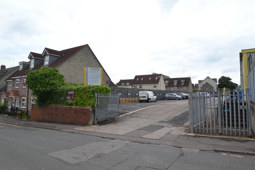 Douglas Rd, Kingswood à louer - Photo du bâtiment - Image 3 de 5