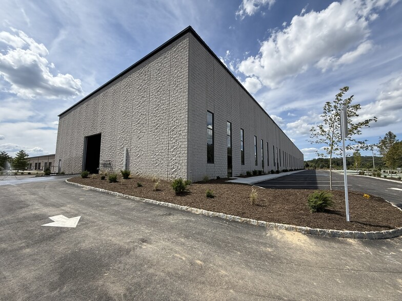 2-4 Aaron Way, Sparta, NJ for lease - Building Photo - Image 3 of 9