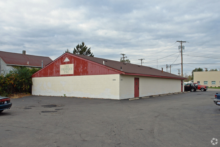 2210 E River Rd, Dayton, OH for lease - Primary Photo - Image 1 of 4