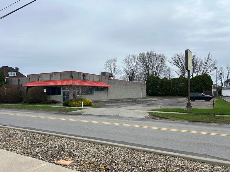 213 W Main St, Grove City, PA à vendre - Photo du bâtiment - Image 2 de 9