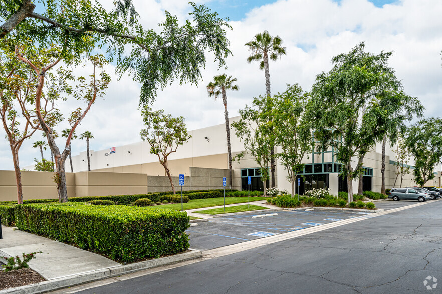 2530 E Lindsay Privado, Ontario, CA for lease - Building Photo - Image 2 of 9