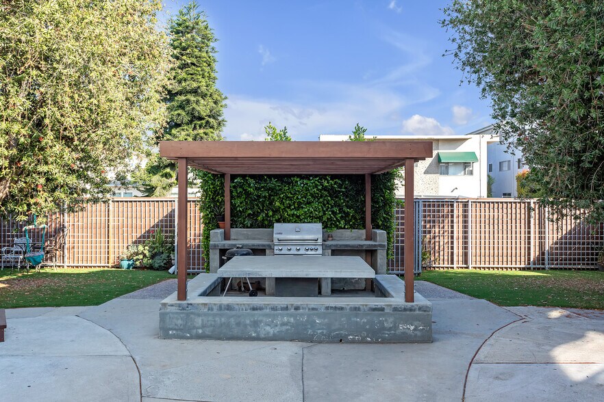 2023 Preuss Rd, Los Angeles, CA à vendre - Photo du bâtiment - Image 3 de 32