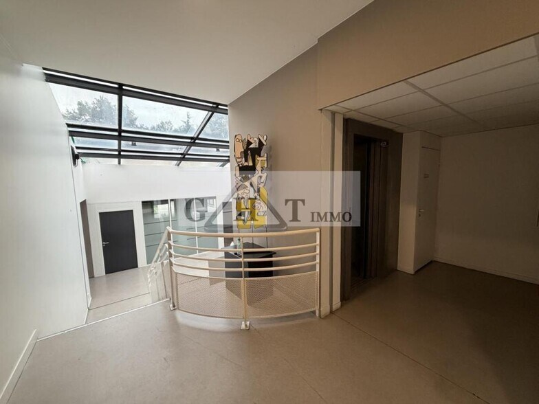 Retail in Évry-Courcouronnes for lease - Interior Photo - Image 1 of 11