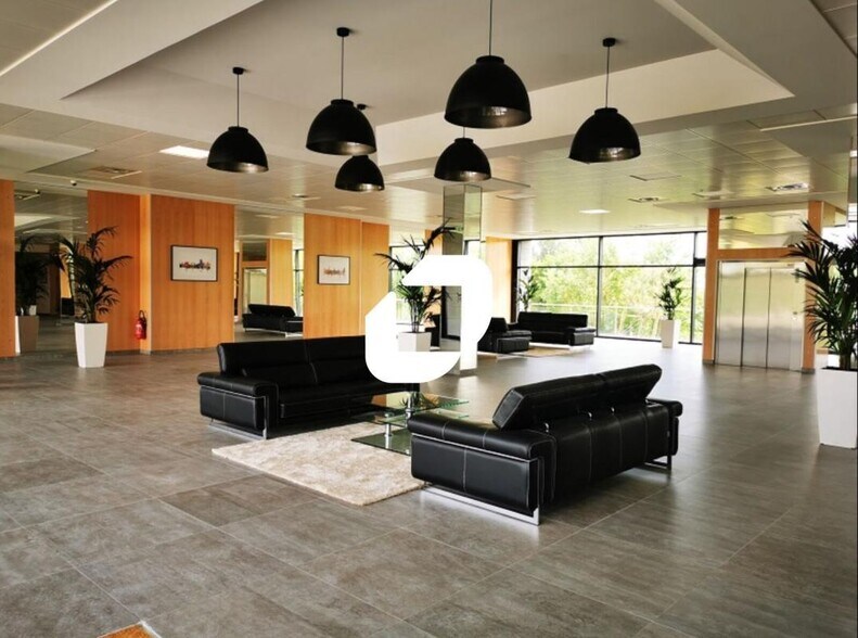 Office in Jossigny for sale - Lobby - Image 2 of 3