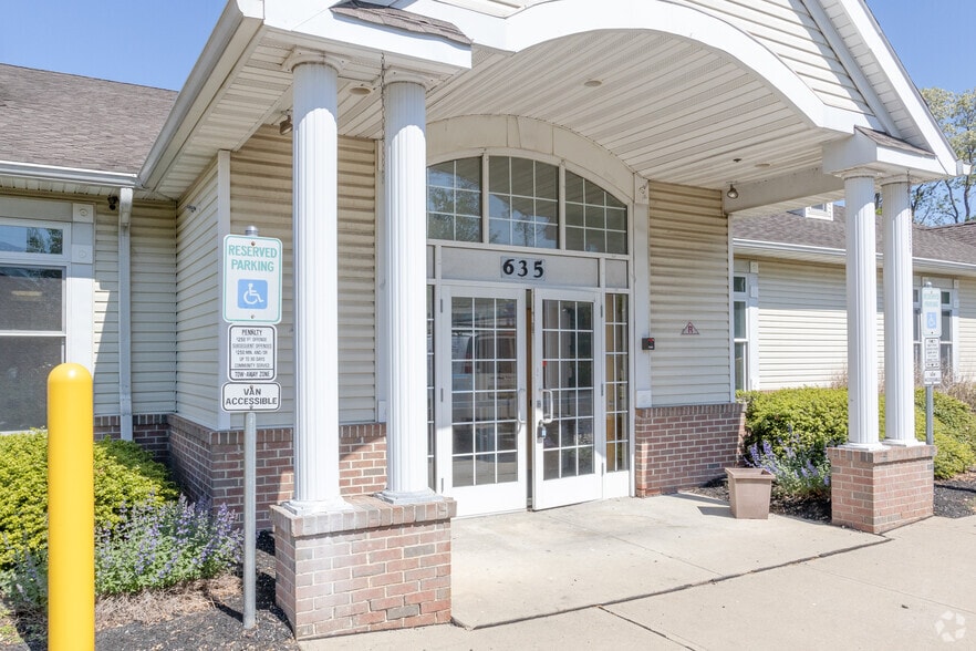 635 Cranbury Rd, East Brunswick, NJ for lease - Building Photo - Image 2 of 4