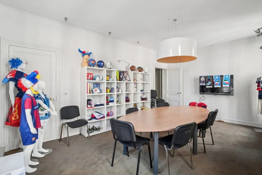 11 Rue Chateaubriand, Paris à louer - Photo du bâtiment - Image 2 de 9