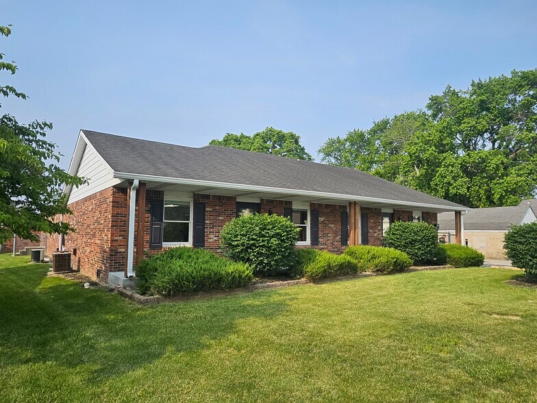 325 E Main St, Brownsburg, IN à louer - Photo du bâtiment - Image 1 de 13