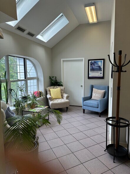 1000 Main St, Port Jefferson, NY à vendre - Hall d’entrée - Image 3 de 10