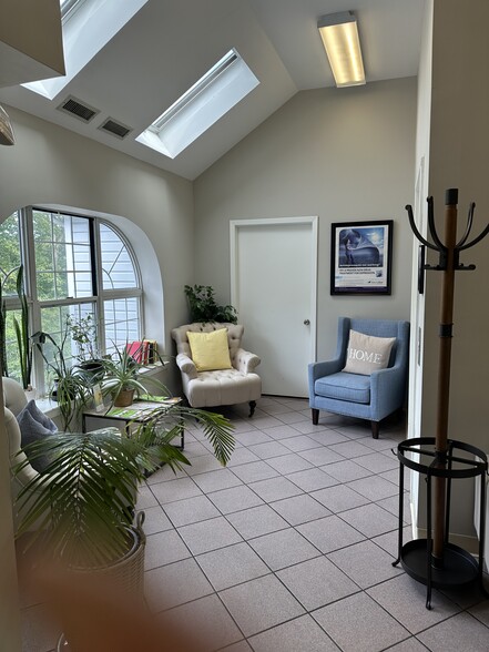 1000 Main St, Port Jefferson, NY for sale - Lobby - Image 3 of 10