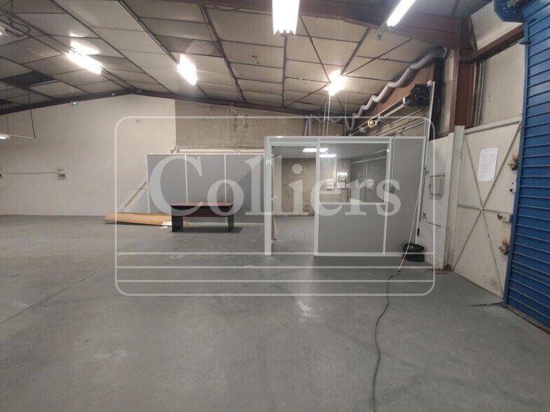 Flex in Vitrolles for lease - Interior Photo - Image 2 of 6
