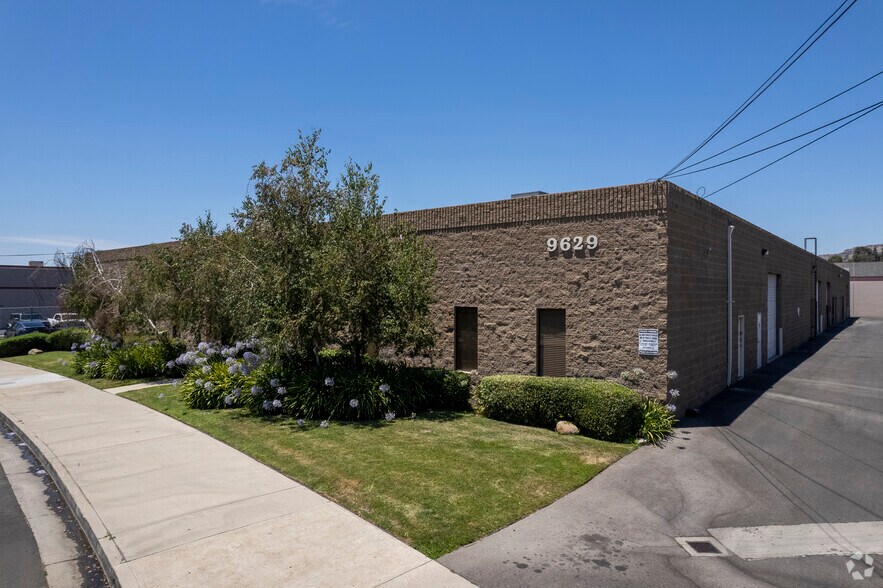 9627-9629 Owensmouth Ave, Chatsworth, CA à louer - Photo du bâtiment - Image 2 de 5