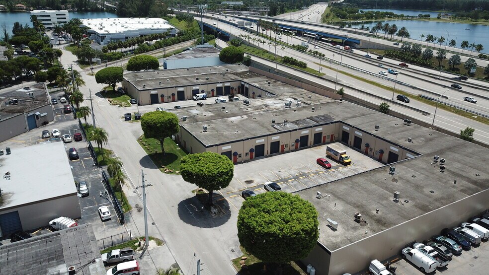 4834-4890 SW 75th Ave, Miami, FL à louer - Photo du bâtiment - Image 2 de 7