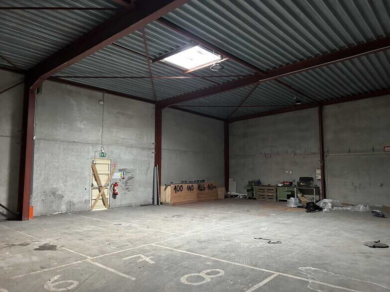 Flex in Tourcoing for lease - Interior Photo - Image 3 of 5